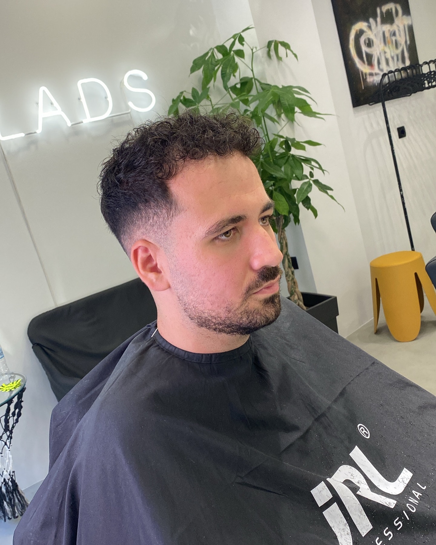 Σγουρά μαλλιά με taper στο Lads Hair Concept