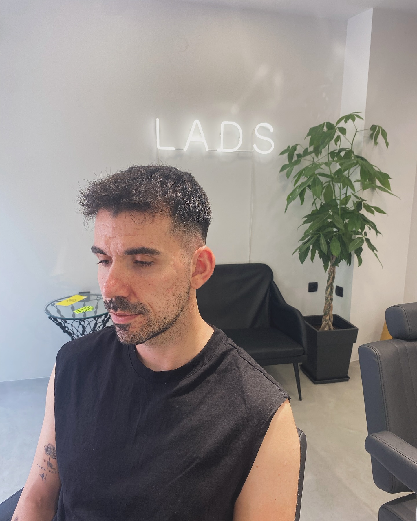 Κούρεμα κάτω από το neon LADS